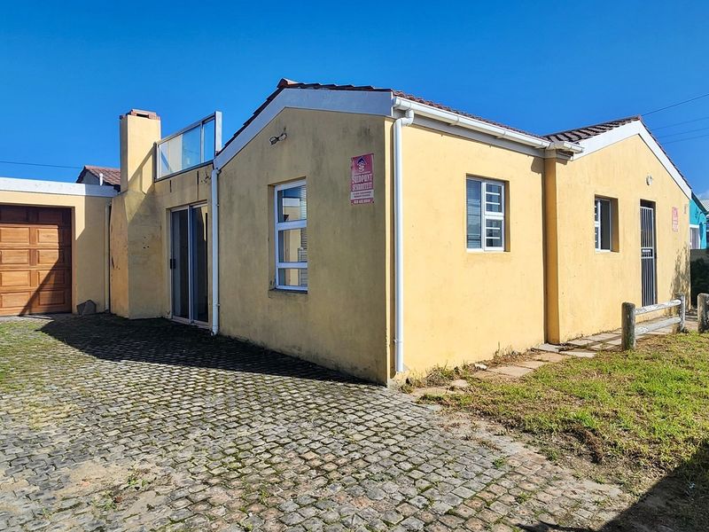 Nestled Wonderfully in Struisbaai-North! - Photo 2