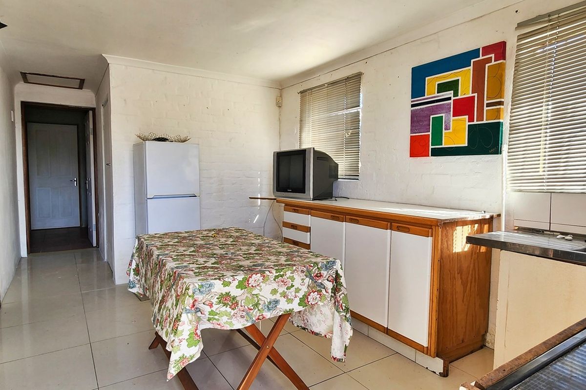 Nestled Wonderfully in Struisbaai-North! - Photo 3