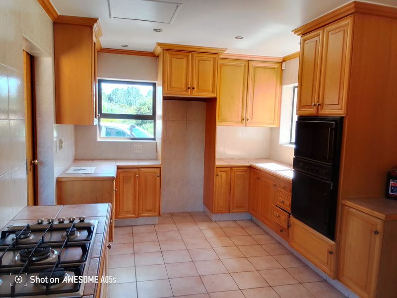 Experience the epitome of luxurious living with this magnificent four-bedroom freehold house! - Photo 4