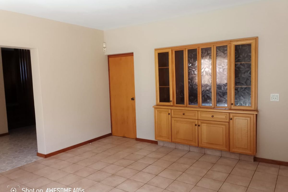 Experience the epitome of luxurious living with this magnificent four-bedroom freehold house! - Photo 5