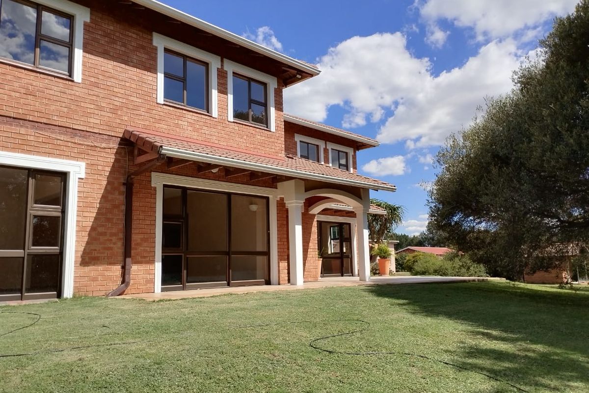 Experience the epitome of luxurious living with this magnificent four-bedroom freehold house! - Photo 2