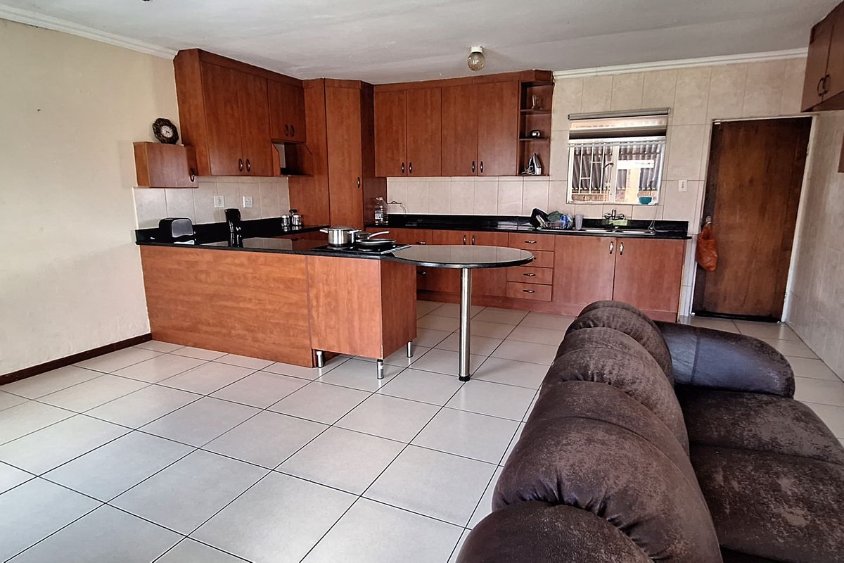 SIMPLE AND AFFORDABLE 2 BEDROOM TOWNHOUSE AVAILABLE FOR SALE IN REYNO RIDGE. - Photo 2