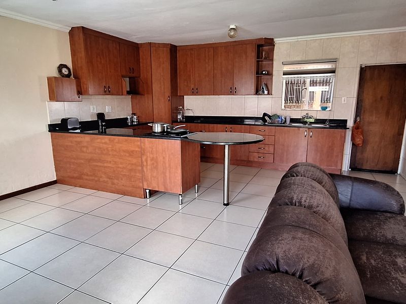 SIMPLE AND AFFORDABLE 2 BEDROOM TOWNHOUSE AVAILABLE FOR SALE IN REYNO RIDGE. - Photo 2