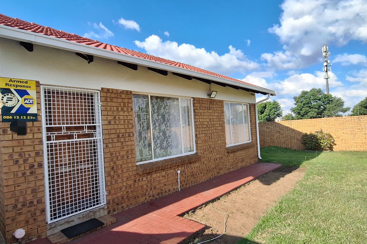 SIMPLE AND AFFORDABLE 2 BEDROOM TOWNHOUSE AVAILABLE FOR SALE IN REYNO RIDGE. - Photo 3