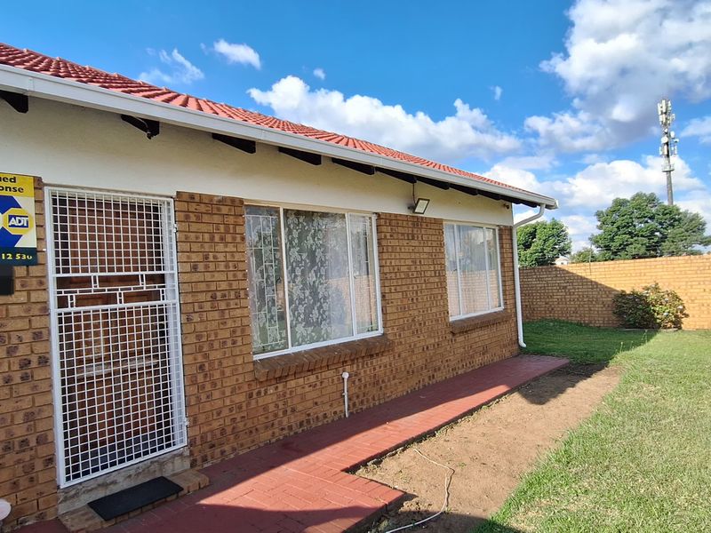 SIMPLE AND AFFORDABLE 2 BEDROOM TOWNHOUSE AVAILABLE FOR SALE IN REYNO RIDGE. - Photo 3