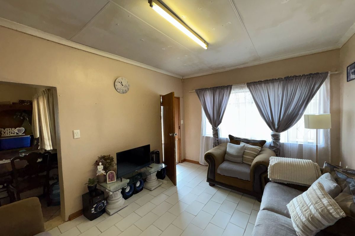 Unlock Your Investment Potential: Two Houses, Two Flatlets, Four Incomes - One Property! - Photo 2