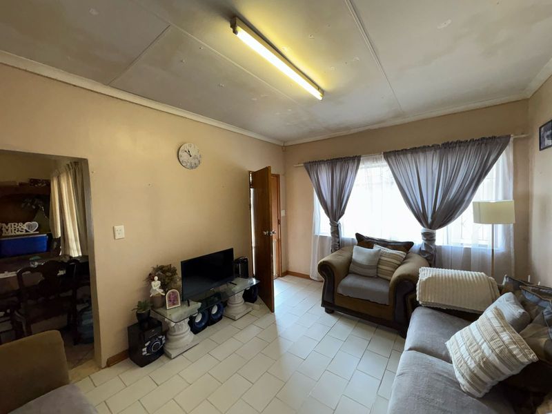 Unlock Your Investment Potential: Two Houses, Two Flatlets, Four Incomes - One Property! - Photo 2