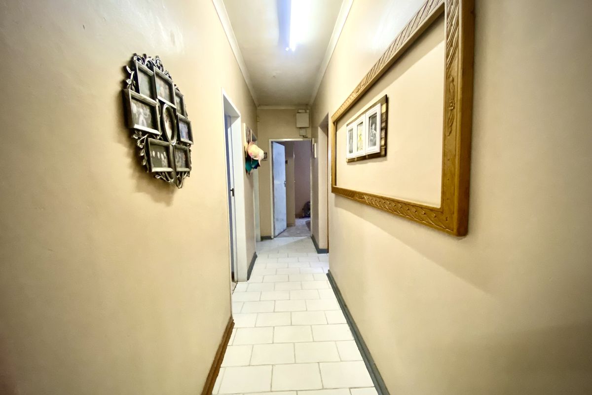 Unlock Your Investment Potential: Two Houses, Two Flatlets, Four Incomes - One Property! - Photo 3