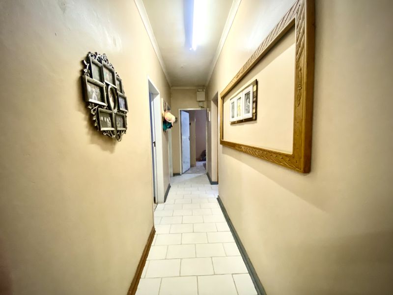 Unlock Your Investment Potential: Two Houses, Two Flatlets, Four Incomes - One Property! - Photo 3