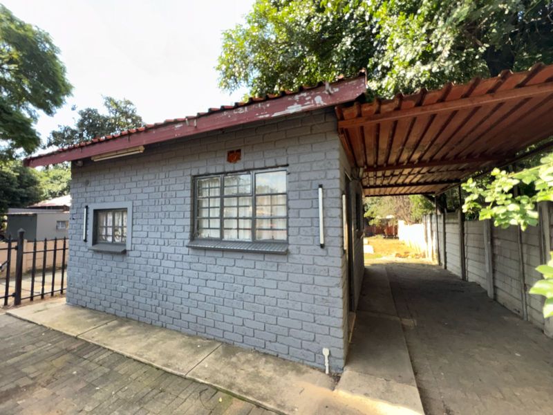 Unlock Your Investment Potential: Two Houses, Two Flatlets, Four Incomes - One Property! - Photo 10