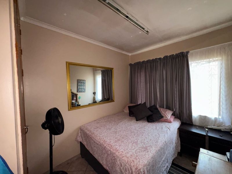 Unlock Your Investment Potential: Two Houses, Two Flatlets, Four Incomes - One Property! - Photo 6