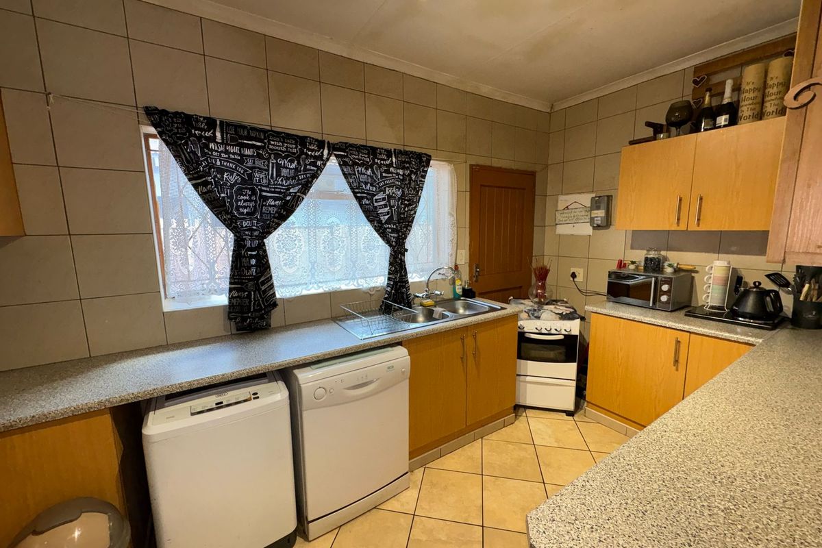Unlock Your Investment Potential: Two Houses, Two Flatlets, Four Incomes - One Property! - Photo 4