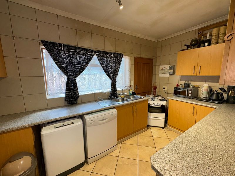 Unlock Your Investment Potential: Two Houses, Two Flatlets, Four Incomes - One Property! - Photo 4