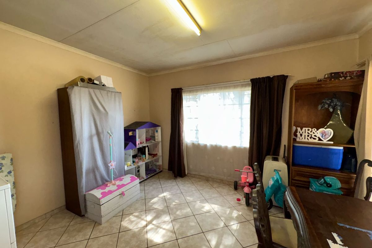Unlock Your Investment Potential: Two Houses, Two Flatlets, Four Incomes - One Property! - Photo 5