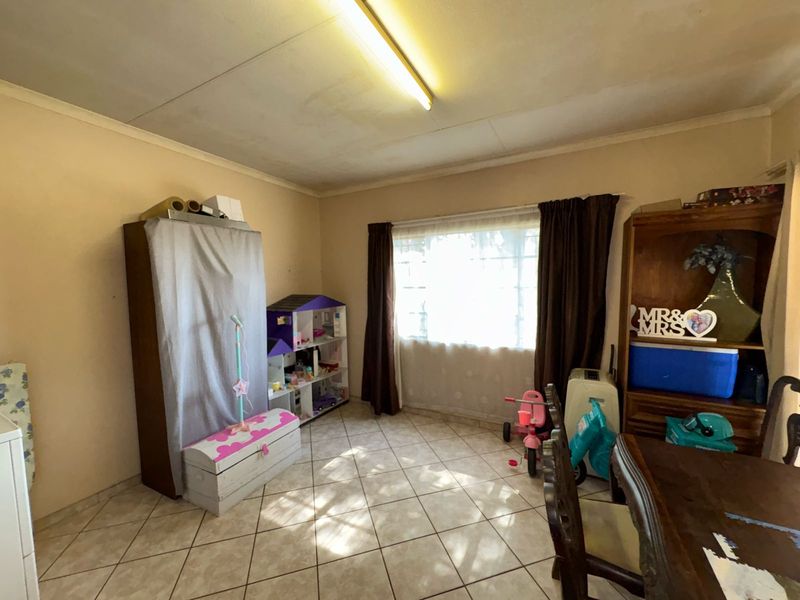 Unlock Your Investment Potential: Two Houses, Two Flatlets, Four Incomes - One Property! - Photo 5