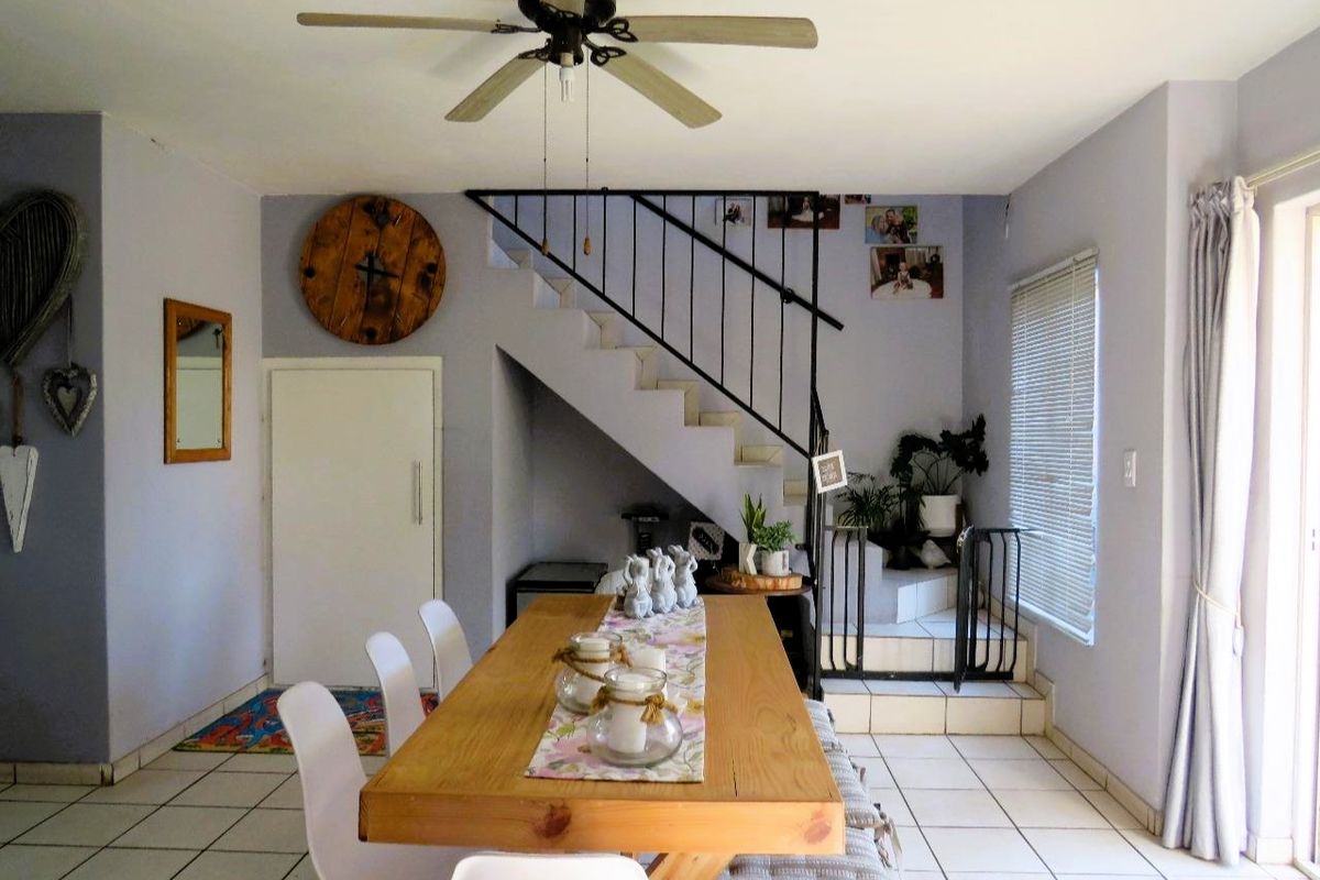 Stunning 2 Bedrooom  Pet friendly Townhouse - Photo 2