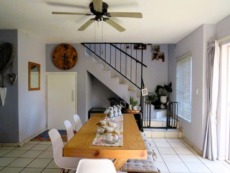 Stunning 2 Bedrooom  Pet friendly Townhouse - Photo 2