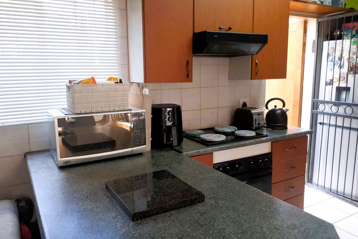 Stunning 2 Bedrooom  Pet friendly Townhouse - Photo 4