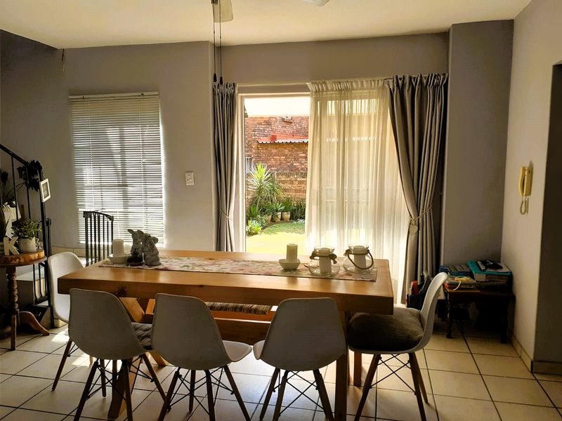 Stunning 2 Bedrooom  Pet friendly Townhouse - Photo 5