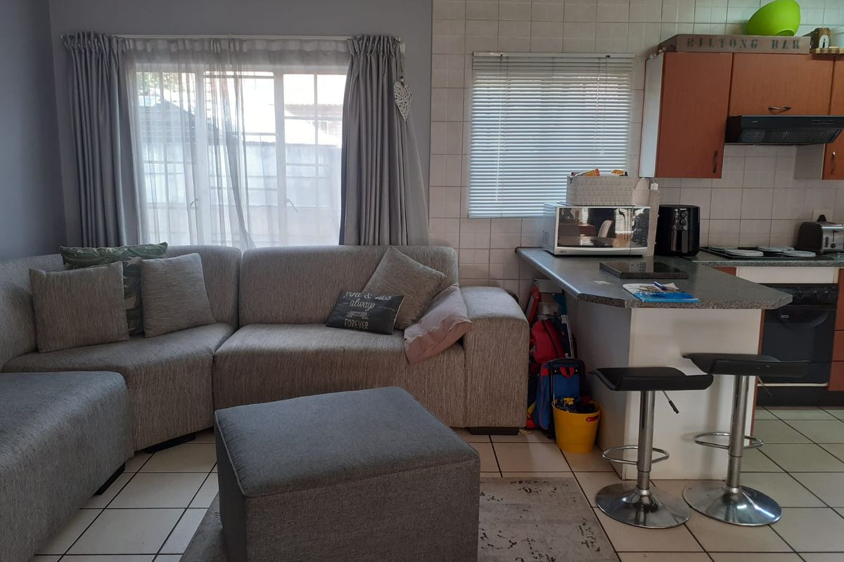 Stunning 2 Bedrooom  Pet friendly Townhouse - Photo 3