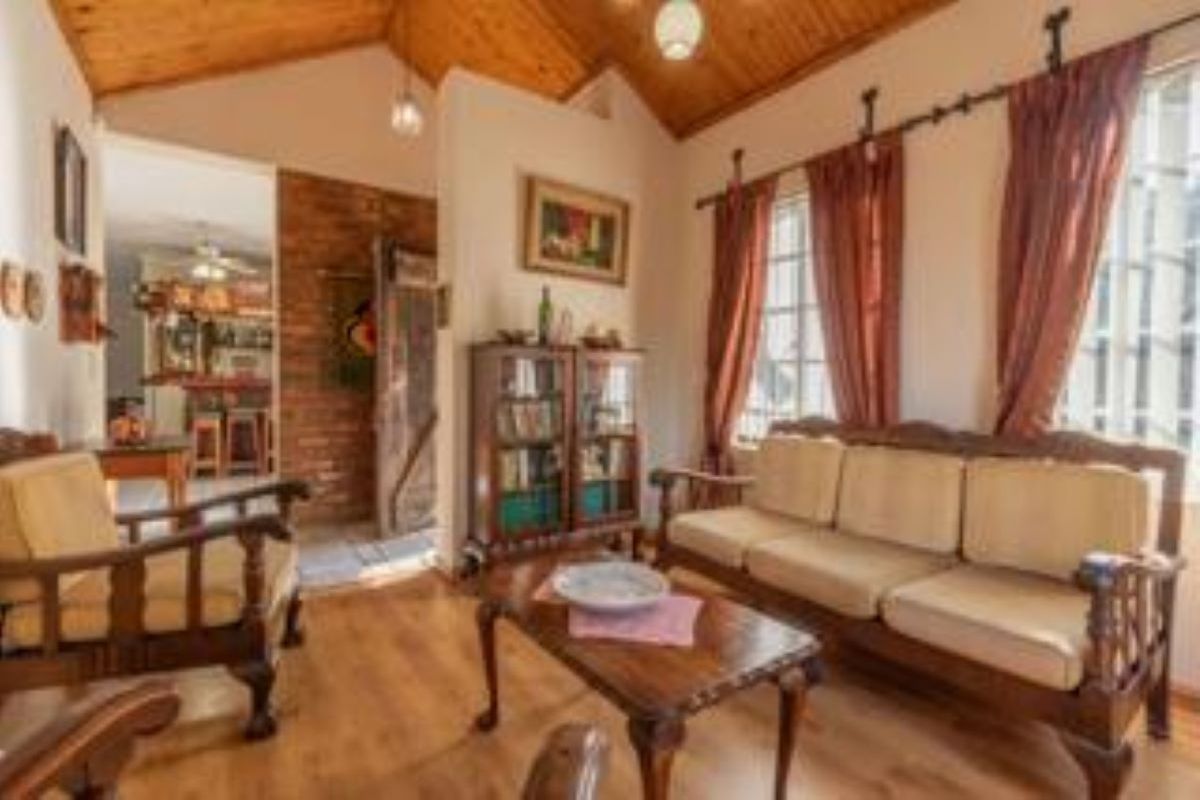 Exceptional Value. Beautiful, Secure, neat and tidy. Just move in. Great offering excellent home. - Photo 4