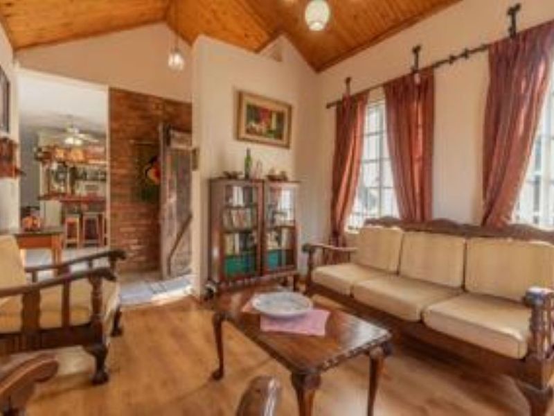 Exceptional Value. Beautiful, Secure, neat and tidy. Just move in. Great offering excellent home. - Photo 4