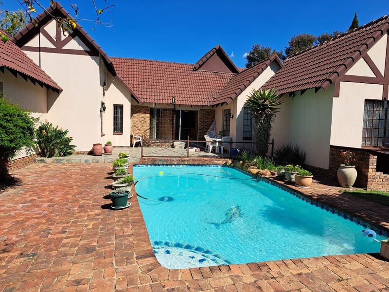 Exceptional Value. Beautiful, Secure, neat and tidy. Just move in. Great offering excellent home. - Photo 1