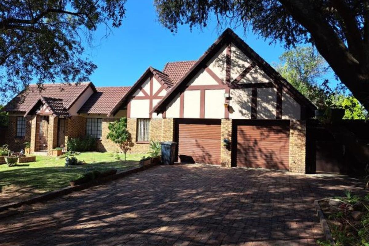 Exceptional Value. Beautiful, Secure, neat and tidy. Just move in. Great offering excellent home. - Photo 2