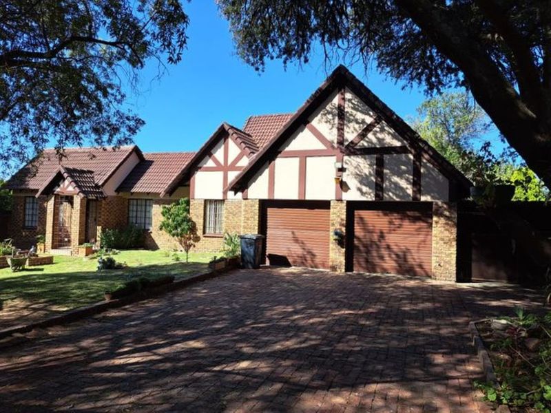 Exceptional Value. Beautiful, Secure, neat and tidy. Just move in. Great offering excellent home. - Photo 2