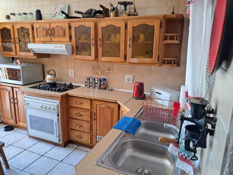 Exceptional Value. Beautiful, Secure, neat and tidy. Just move in. Great offering excellent home. - Photo 10
