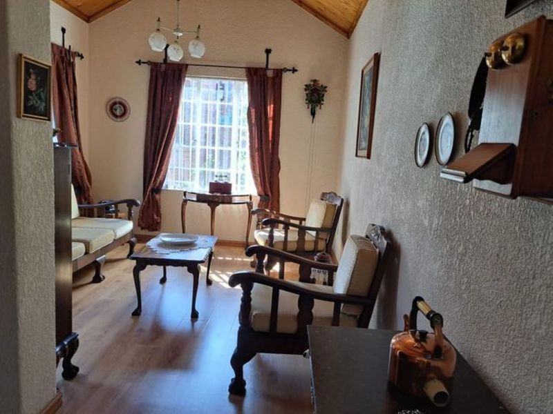 Exceptional Value. Beautiful, Secure, neat and tidy. Just move in. Great offering excellent home. - Photo 9