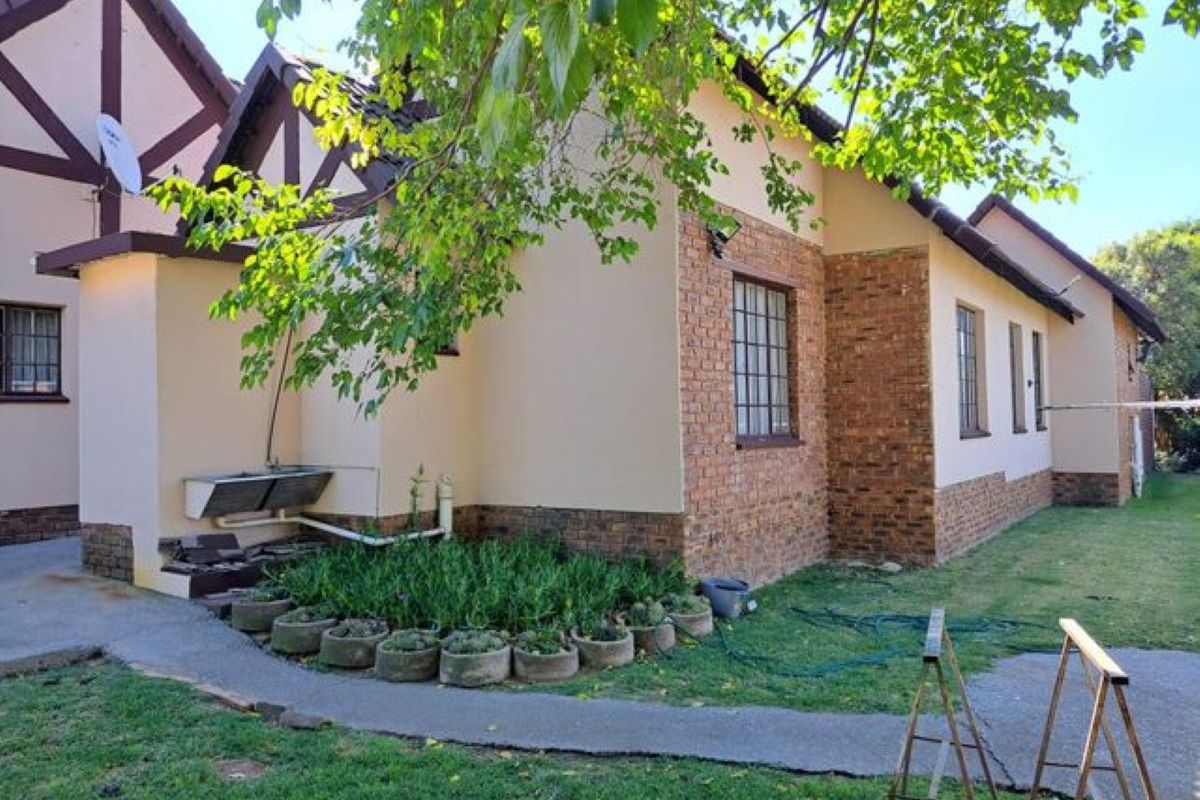 Exceptional Value. Beautiful, Secure, neat and tidy. Just move in. Great offering excellent home. - Photo 3