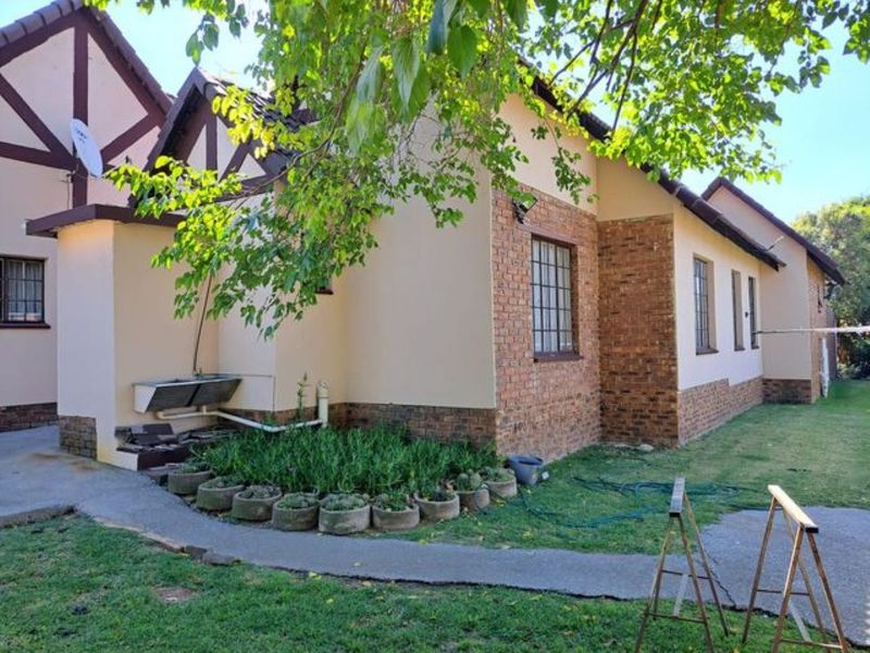 Exceptional Value. Beautiful, Secure, neat and tidy. Just move in. Great offering excellent home. - Photo 3