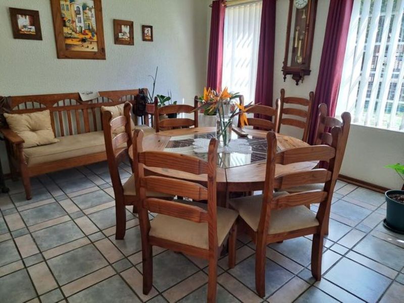 Exceptional Value. Beautiful, Secure, neat and tidy. Just move in. Great offering excellent home. - Photo 8