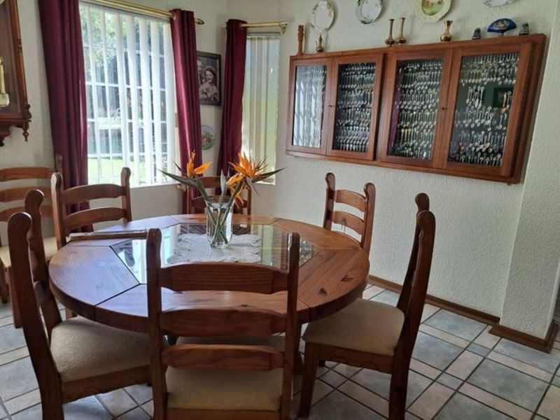 Exceptional Value. Beautiful, Secure, neat and tidy. Just move in. Great offering excellent home. - Photo 7