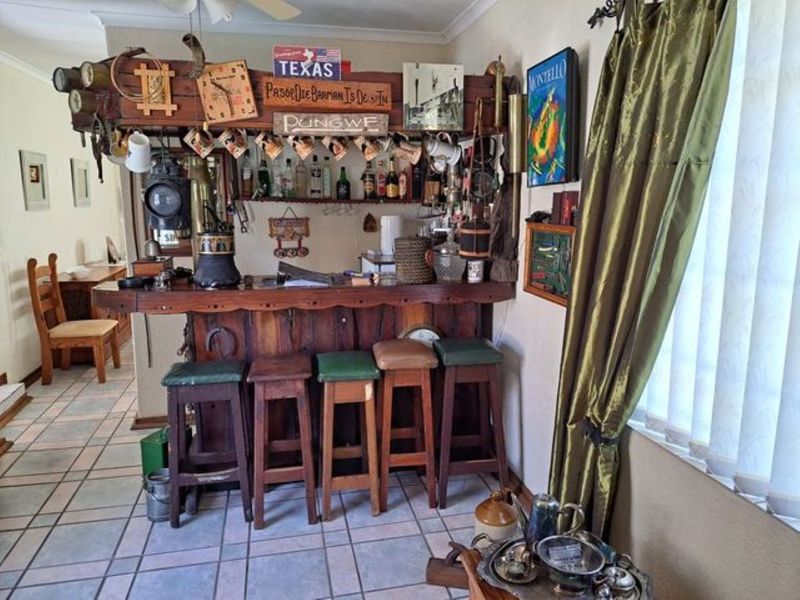 Exceptional Value. Beautiful, Secure, neat and tidy. Just move in. Great offering excellent home. - Photo 6