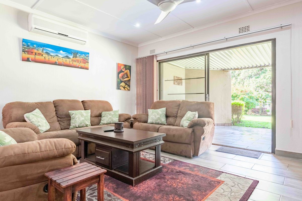 Bird and beach life come together - Photo 4