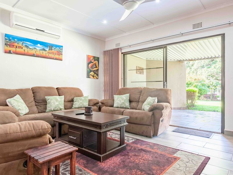 Bird and beach life come together - Photo 4