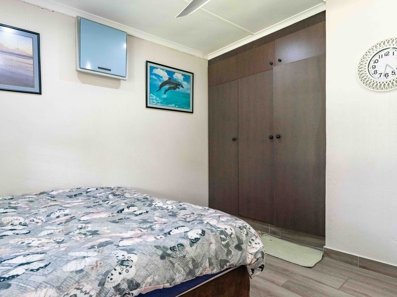 Bird and beach life come together - Photo 10