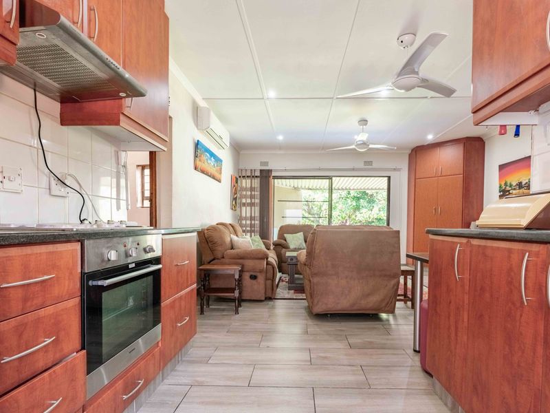 Bird and beach life come together - Photo 7