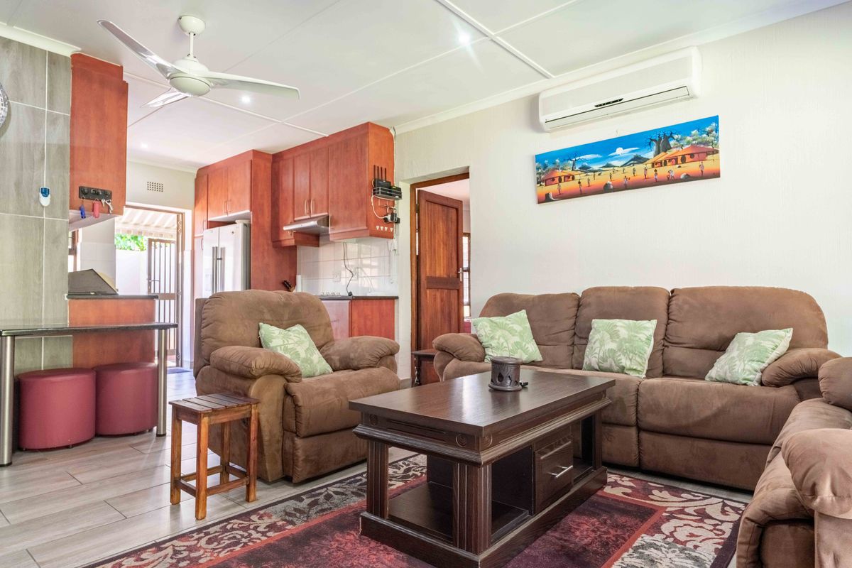 Bird and beach life come together - Photo 5