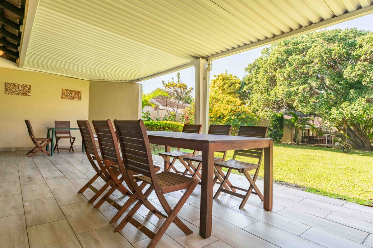 Bird and beach life come together - Photo 3