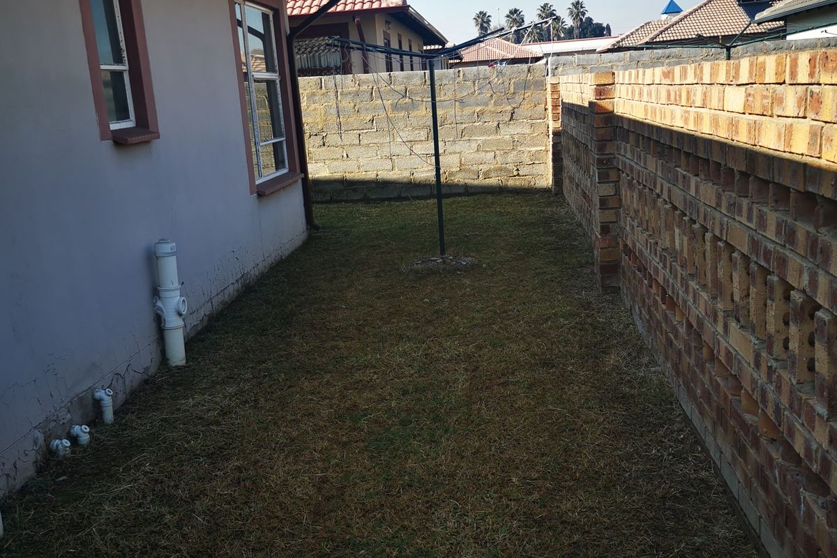 Three Bedroom House To Rent - Photo 2