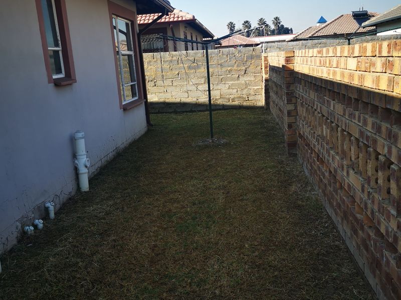 Three Bedroom House To Rent - Photo 2