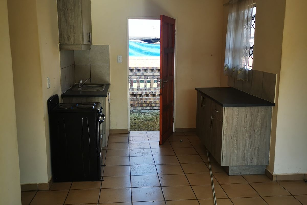 Three Bedroom House To Rent - Photo 4