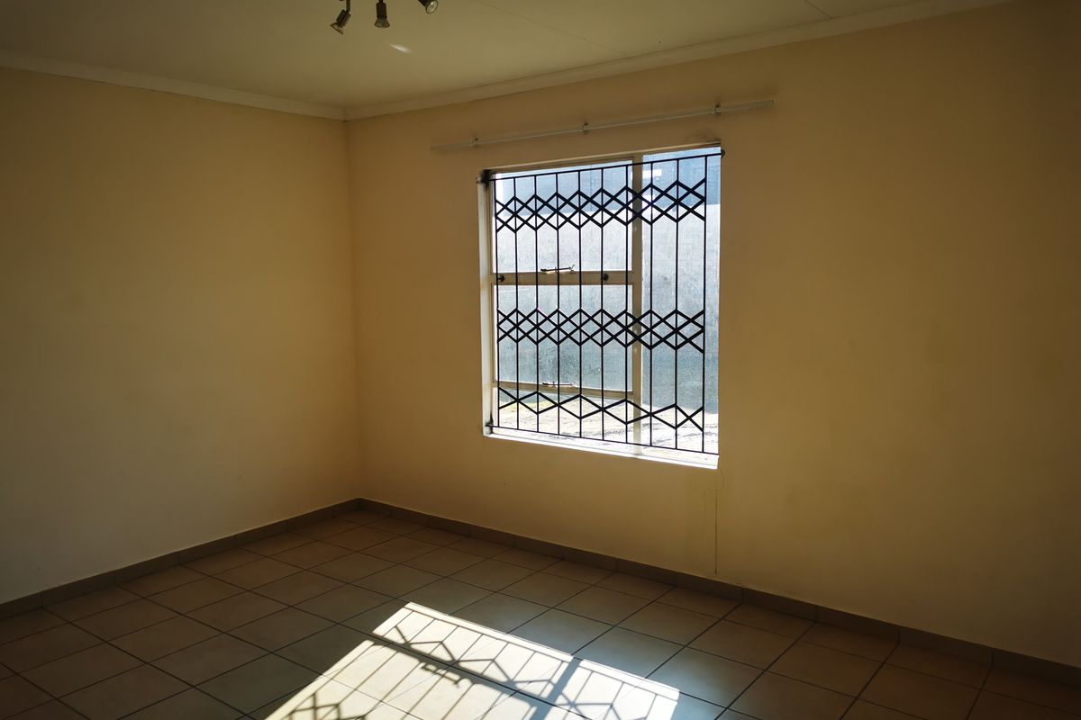 Three Bedroom House To Rent - Photo 3