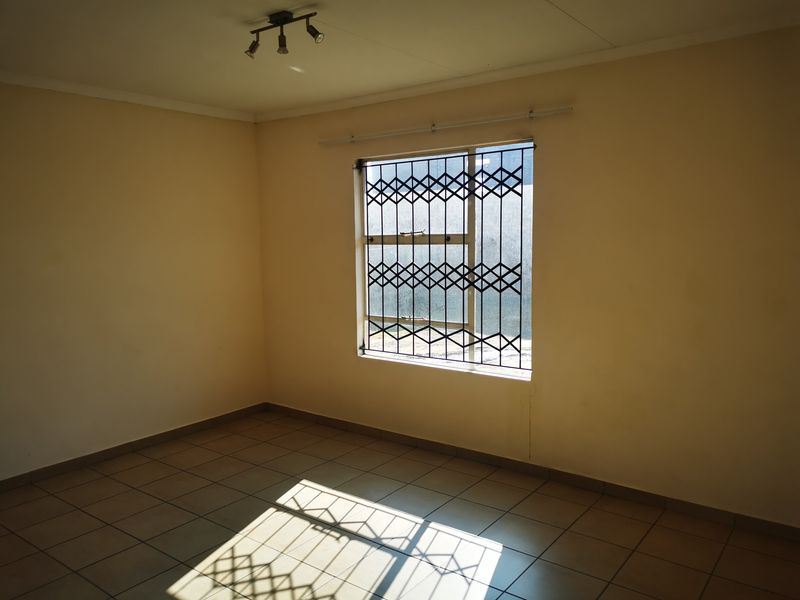 Three Bedroom House To Rent - Photo 3