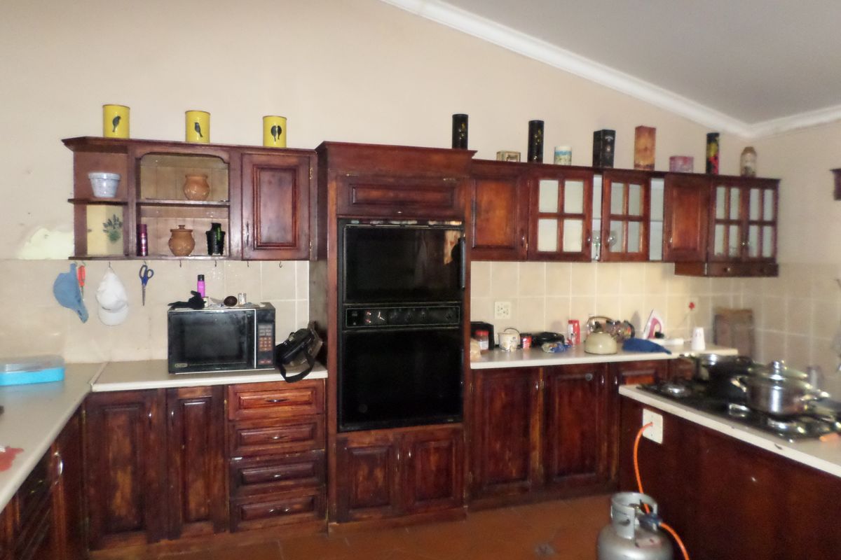 Charming 4-bedroom Small Holding in Ventersdorp - Photo 2