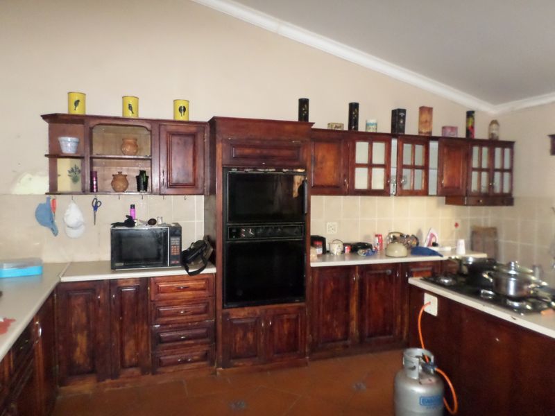 Charming 4-bedroom Small Holding in Ventersdorp - Photo 2