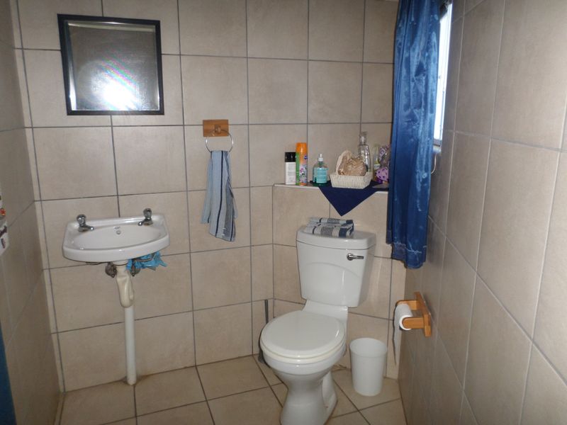 Charming 4-bedroom Small Holding in Ventersdorp - Photo 10